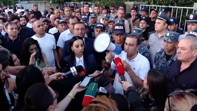 Ուղիղ միացում դատարանի բակից. Սամվել Կարապետյանի կալանքի միջնորդության քննությունն ավարտվել է