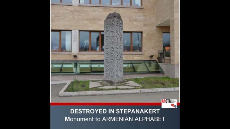 Un monument dédié à l’alphabet arménien a été détruit dans la cour de l’école n° 1 de Stepanakert