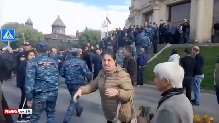 «Գետինը մտնե՛ք, ի՞նչ եք ուզում».Գյումրեցիները հավաքվում են քաղաքապետարանի շենքի մոտ «Գետինը մտնե՛ք, ի՞նչ եք ուզում».Գյումրեցիները հավաքվում են քաղաքապետարանի շենքի մոտ