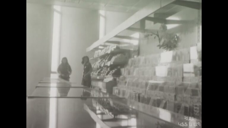ԳՈՒՄ հանրախանութը Երևանում, 1976 ԳՈՒՄ հանրախանութը Երևանում, 1976