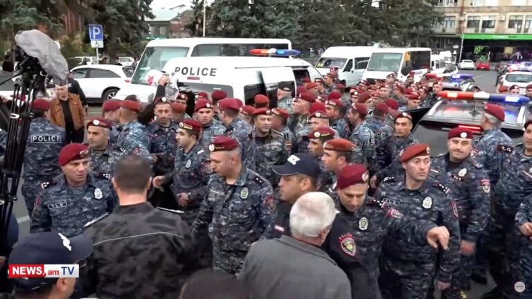 Վարդան Ղուկասյանին բերման ենթարկելուց հետո քաղաքապետարանի բակում իրավիճակը կտրուկ լարվեց Վարդան Ղուկասյանին բերման ենթարկելուց հետո քաղաքապետարանի բակում իրավիճակը կտրուկ լարվեց