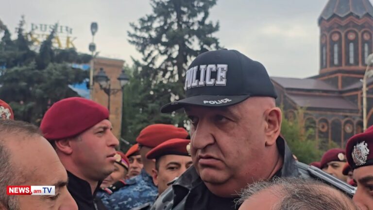 Գյումրեցիները կարմիրբերտավորներին չթույլատրեցին մոտենալ քաղաքապետարանի շենքին. տեղում է Ջոմարդյանը Գյումրեցիները կարմիրբերտավորներին չթույլատրեցին մոտենալ քաղաքապետարանի շենքին. տեղում է Ջոմարդյանը