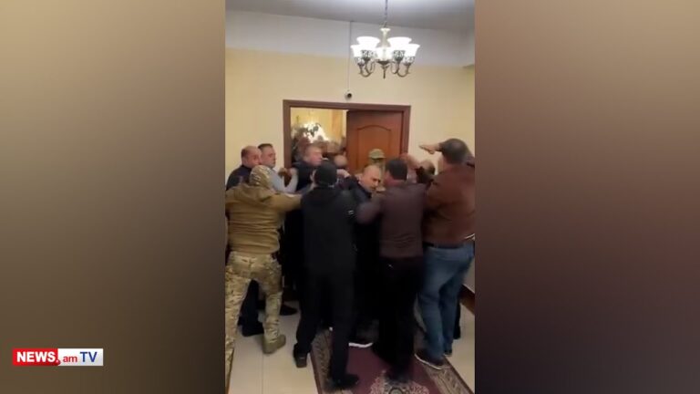 Քաշքշուկ իրավապահների և քաղաքապետարանի աշխատակիցների միջև.լարված իրավիճակ Գյումրու քաղաքապետարանում Քաշքշուկ իրավապահների և քաղաքապետարանի աշխատակիցների միջև.լարված իրավիճակ Գյումրու քաղաքապետարանում