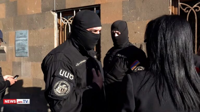 Երևանի ավագանու ընդդիմադիր անդամները փորձում են մտնել առաջնորդարան. լարված իրավիճակ