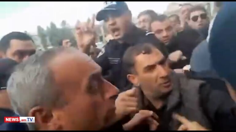 Բախում գյումրեցիների եւ ոստիկանների միջեւ քաղաքապետարանի բակում. իրավիճակը չի հանդարտվում