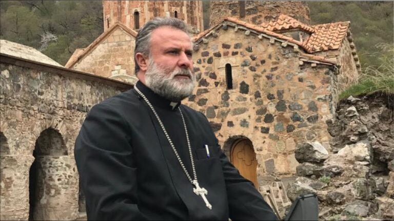 Մեկ օր ճանաչված մարդկանց հետ – Տեր Հովհաննես / A day with famous people – Father Hovhannes Մեկ օր ճանաչված մարդկանց հետ – Տեր Հովհաննես / A day with famous people – Father Hovhannes