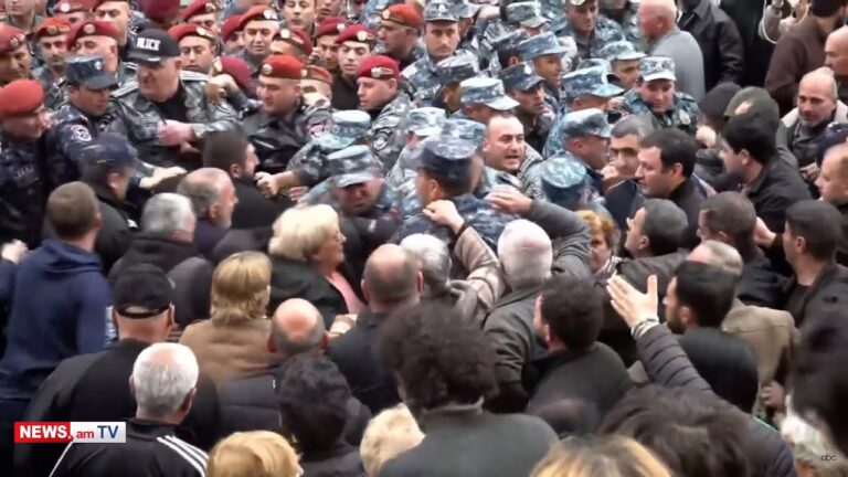 Ոստիկանները ուժ կիրառելով բերման են ենթարկում քաղաքապետարանի մոտ հավաքված քաղաքացիներին Ոստիկանները ուժ կիրառելով բերման են ենթարկում քաղաքապետարանի մոտ հավաքված քաղաքացիներին