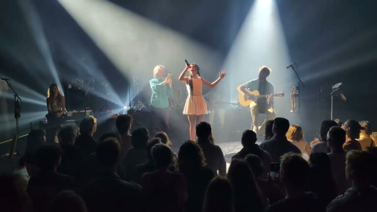 Dicitencello Vuje 🎙 Classic Neapolitan Song by Ladaniva (Live)