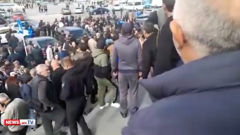 Գյումրու քաղաքապետարանի մոտ լարված է. ուժայինները նույնիսկ լրագրողներին ներս չեն թողնում Գյումրու քաղաքապետարանի մոտ լարված է. ուժայինները նույնիսկ լրագրողներին ներս չեն թողնում