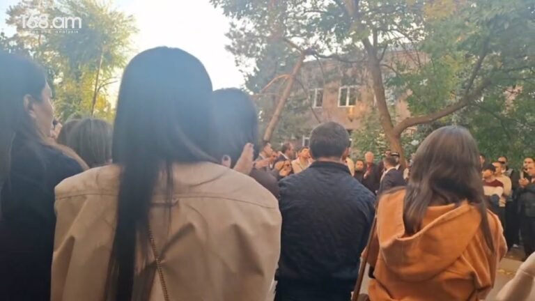 Սամվել Կարապետյանի կինը՝ Էթերին, այսօր նույնպես դատարանի բակում է Սամվել Կարապետյանի կինը՝ Էթերին, այսօր նույնպես դատարանի բակում է