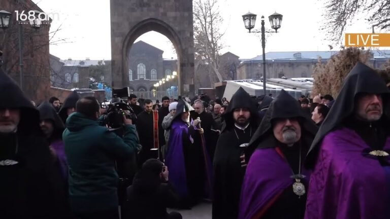 Վեհափառ հայրապետը հոգևոր թափորի ուղեկցությամբ եկավ Մայր տաճար