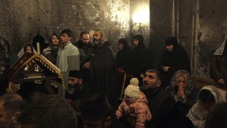 Արագածոտնի թեմի հոգևոր դասը և ուխտավորները երեկոյան ժամերգության են մասնակցել Սաղմոսավանքում