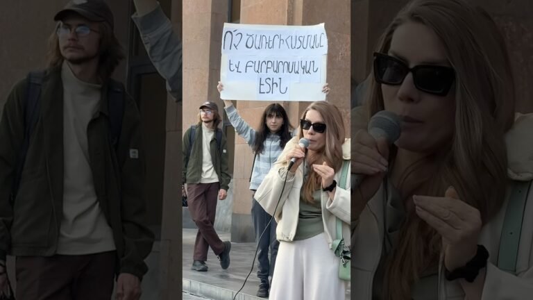 Вырубка деревьев в центре Еревана.