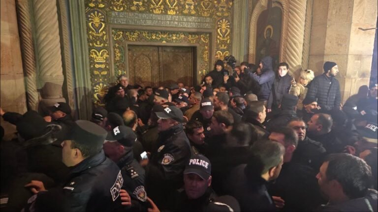 Շշով հարված` Մայր տաճարի մուտքի մոտ. ժամերգությունից հետո քաշքշուկ սկսվեց